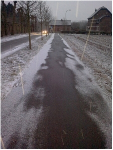 Op het fietspad op deze foto werd drie dagen geleden gepekeld.  Het was net aan het sneeuwen.  Door de zoutresten op het pad, kreeg de sneeuw geen kans om te blijven liggen.